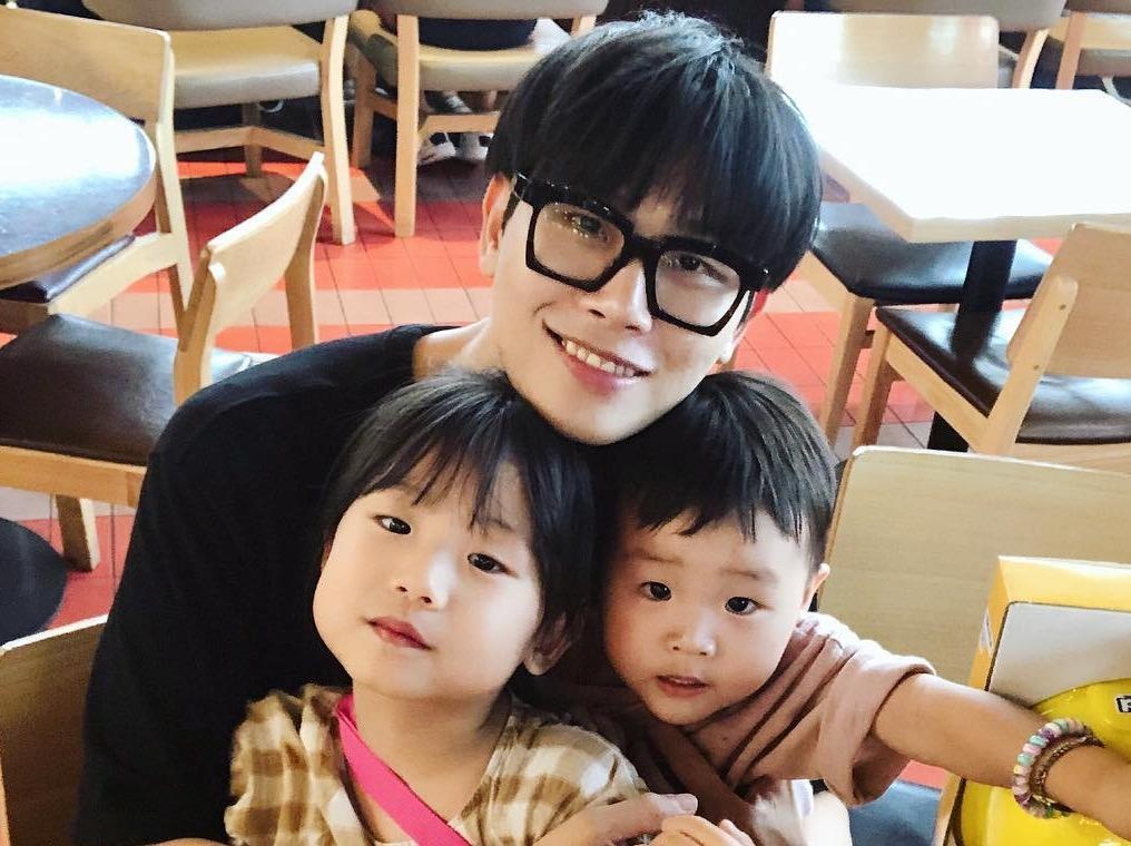 Ong bo Han Quoc 40 tuoi thuong bi nham la anh trai cua hai con hinh anh