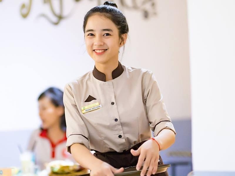 Nu nhan vien xinh xan o Hai Phong gay chu y tren mang hinh anh