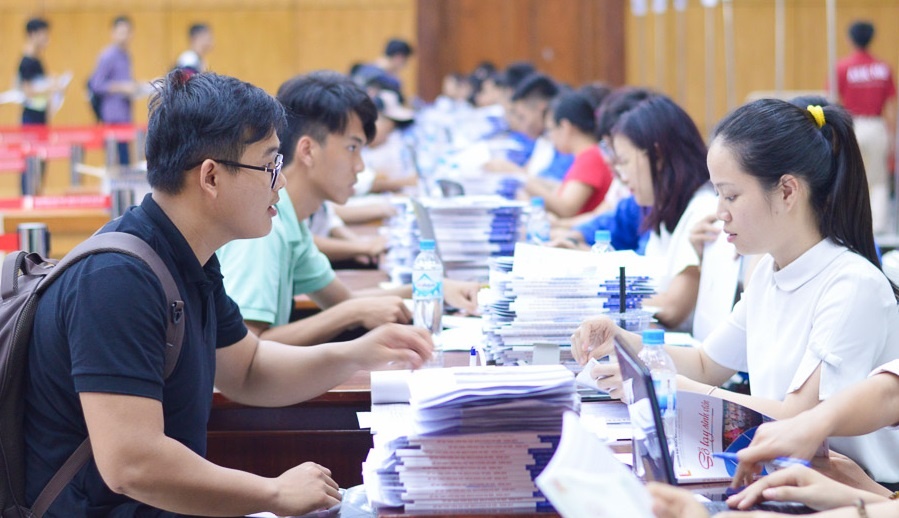 duoi hoc sinh vien anh 1