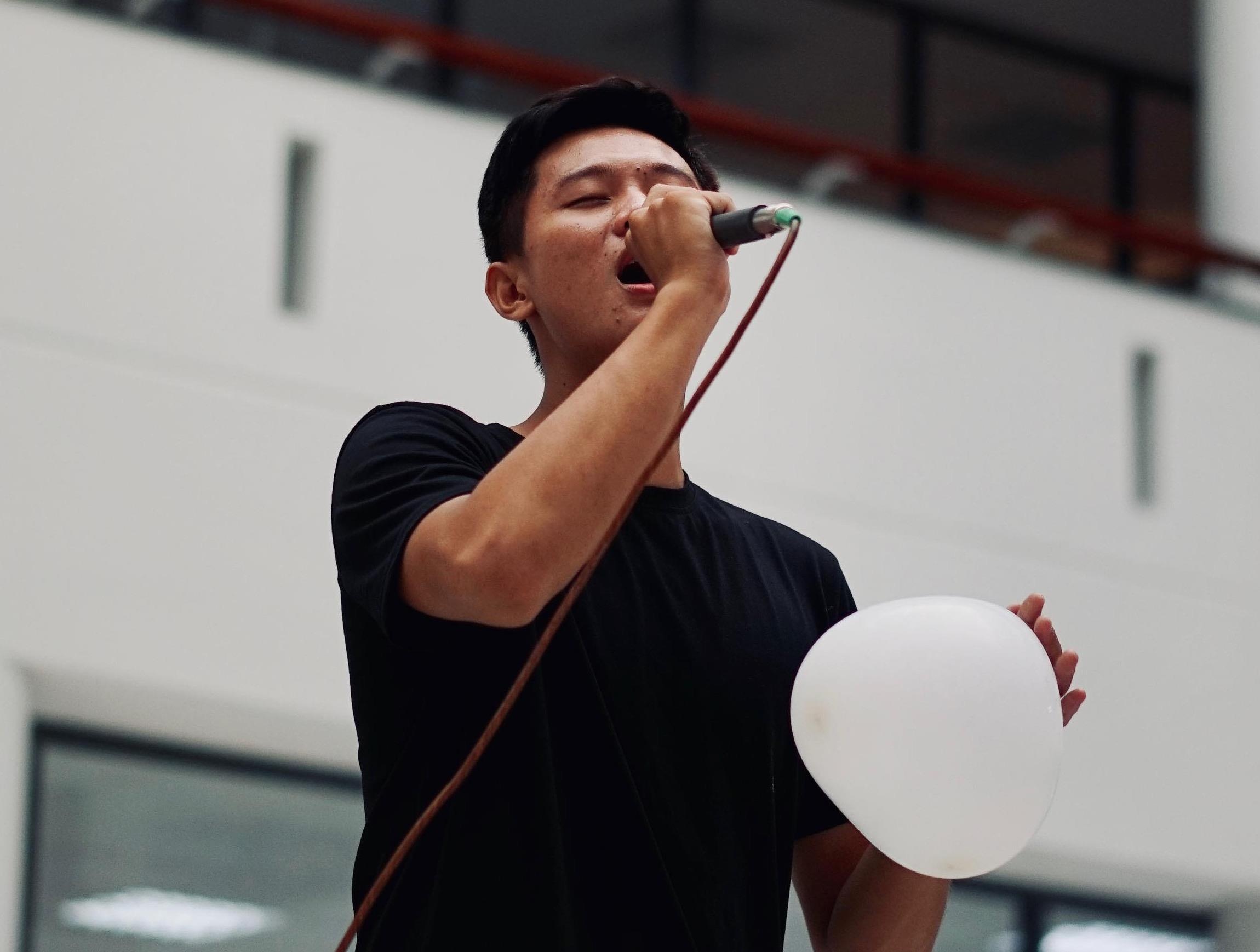 Nam sinh Can Tho hat va tha bong khap truong tang ban nu ngay 20/10 hinh anh