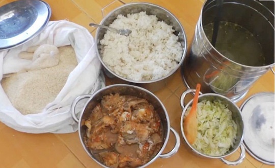 Khong co chuyen phu huynh mang dau ca, com moc vao truong mam non hinh anh