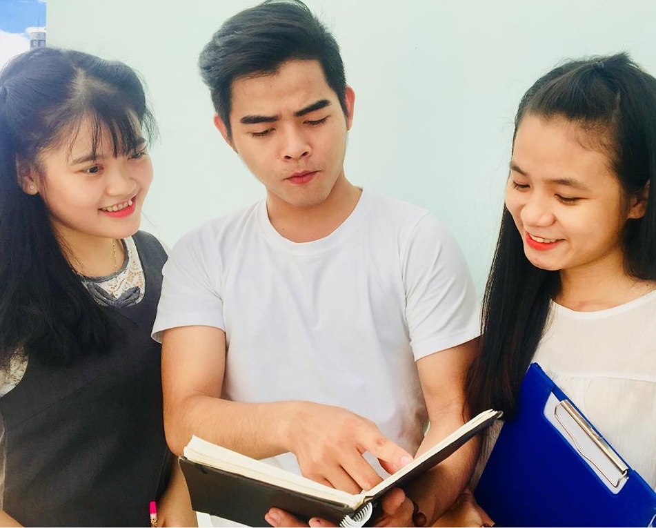 sinh vien phai mac ao co co anh 1