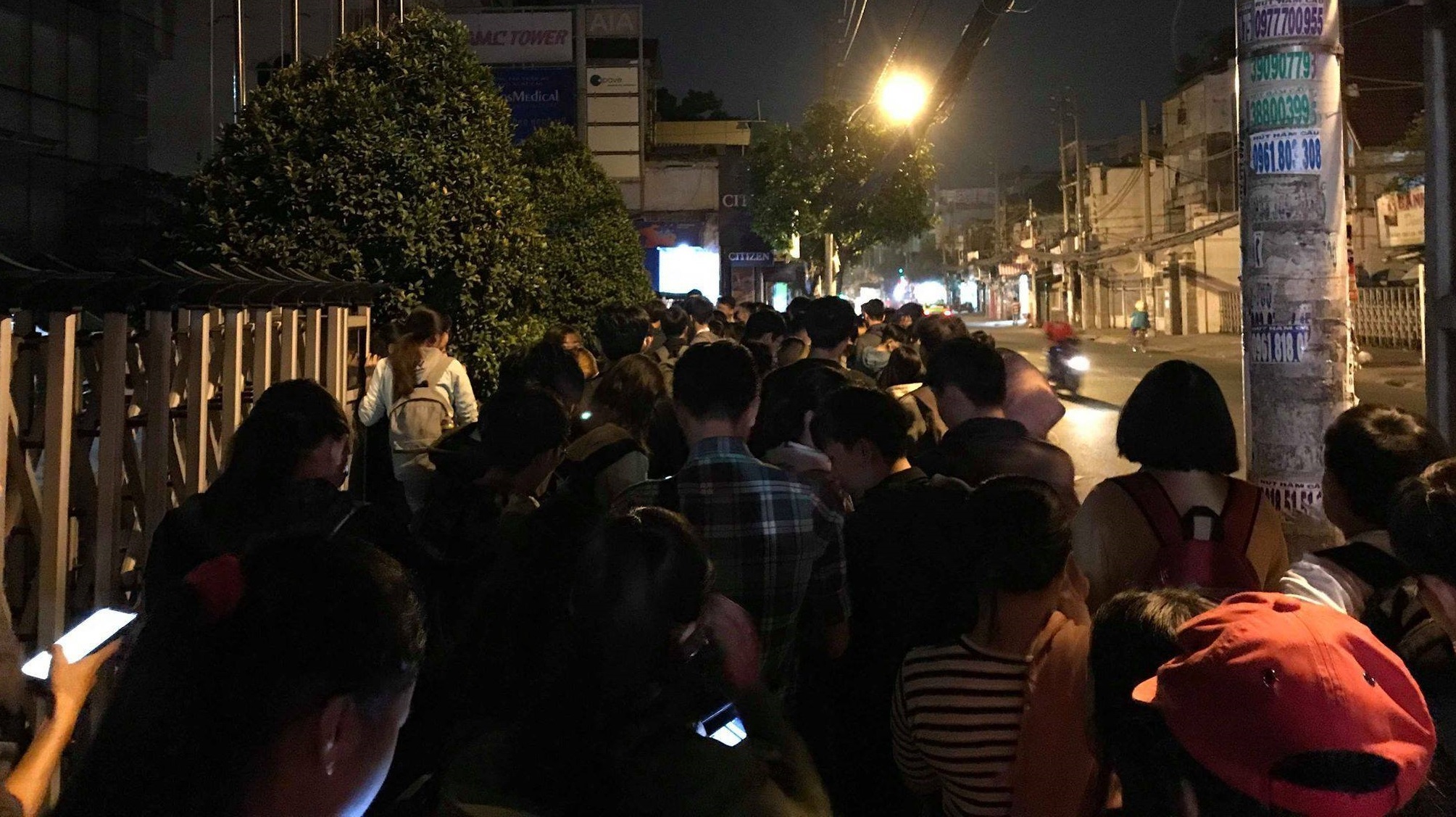 Dong nguoi chen chuc xep hang dang ky thi TOEIC o Sai Gon hinh anh