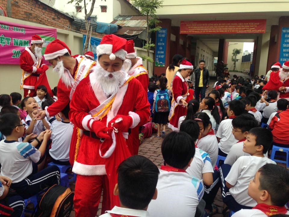 Rut van ban cam ong gia Noel tang qua Giang sinh trong truong hoc hinh anh