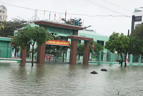 nghi hoc do mua lu anh 1