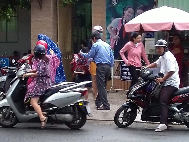 thay hieu truong dung don hoc sinh anh 1