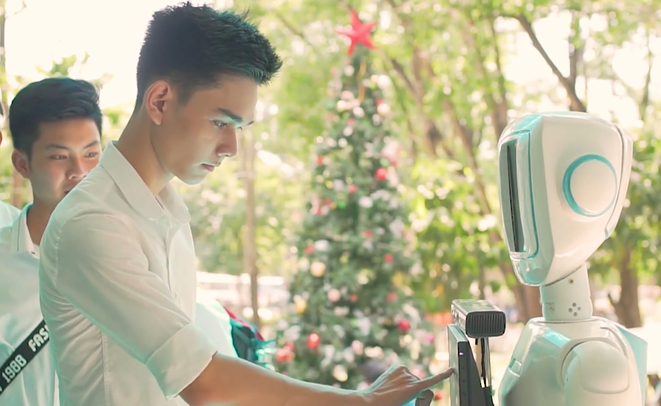 Sinh vien Sai Gon che tao robot tu van tuyen sinh dai hoc hinh anh