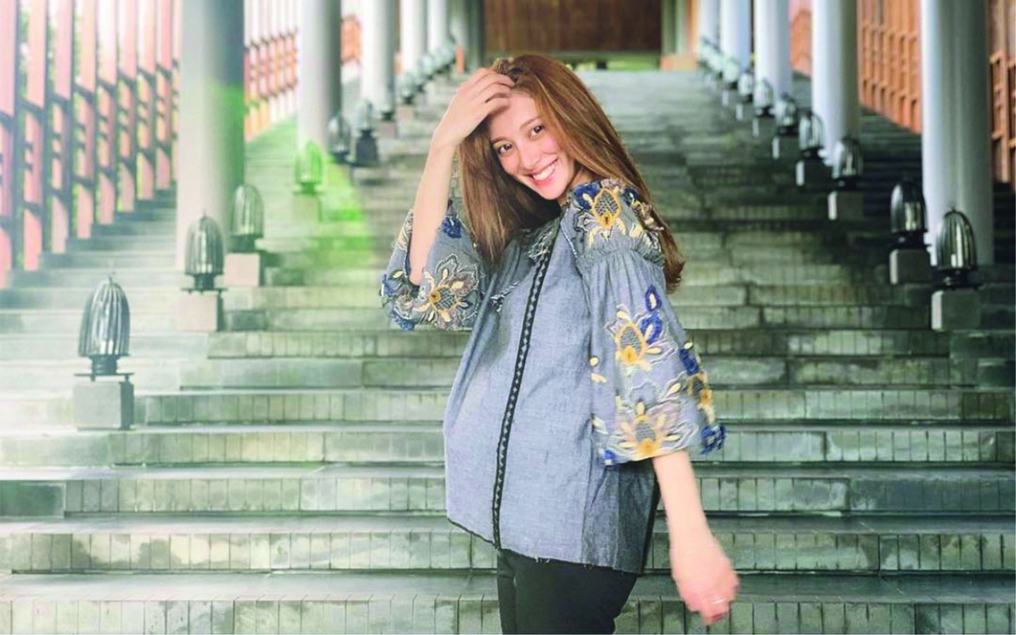 Hoa hau Hong Kong bat ngo den Ninh Thuan, khoe bung bau 7 thang hinh anh