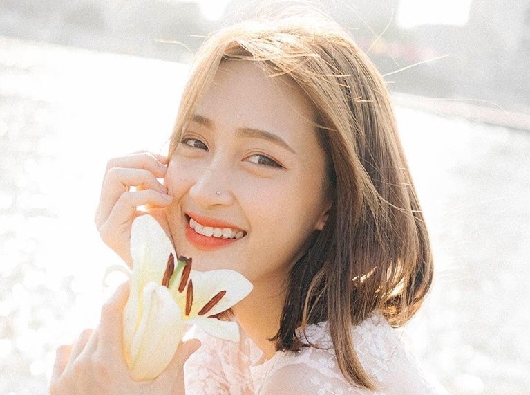 Co sinh vien Quan Y noi tieng tren mang nho giong hat ngot ngao hinh anh