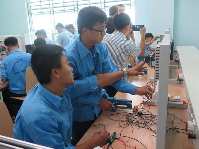 Trường cao đẳng đóng cửa ảnh 1 Truong cao dang dong cua anh 1