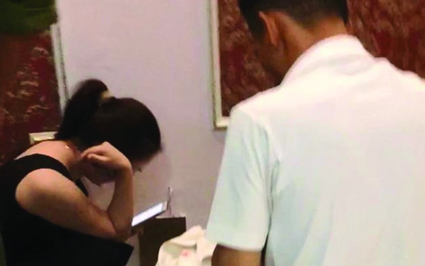 Nhieu tai khoan gia sau vu co giao va nam sinh o cung phong khach san hinh anh