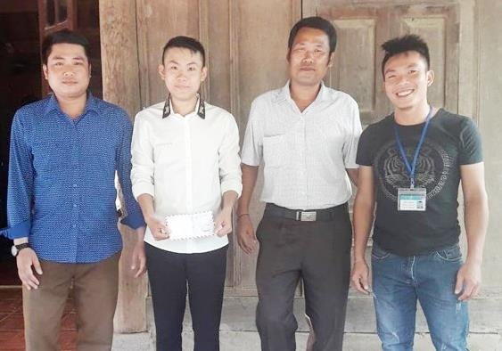 Hoc sinh vung cao Nghe An dung cam cuu song 2 nguoi dan giua dong lu hinh anh