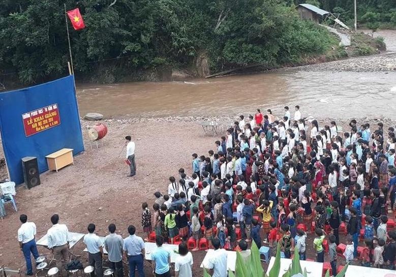 Ngoi truong tung phai khai giang ben bo suoi bay gio ra sao? hinh anh