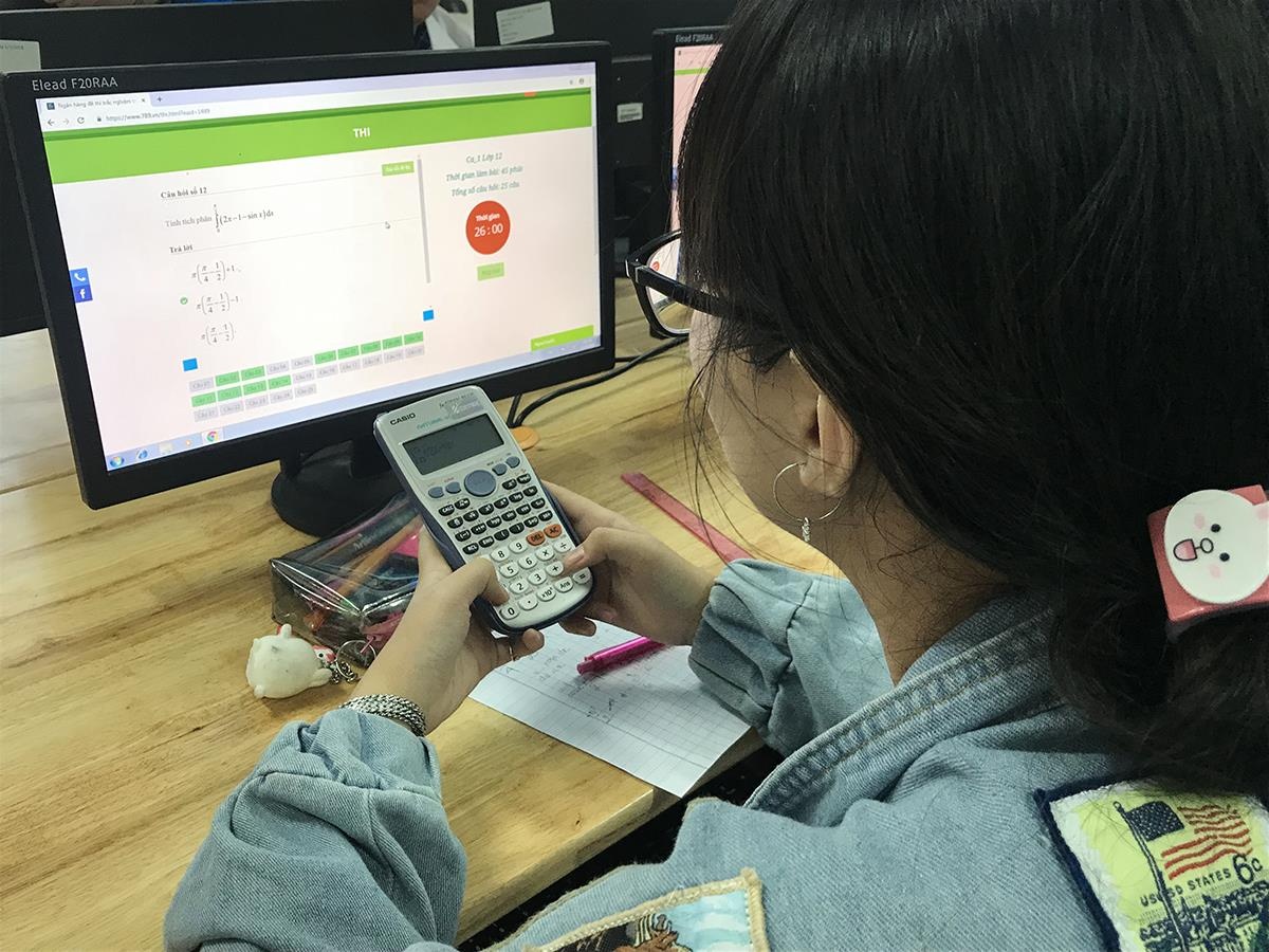hoc sinh lam bai thi tren may tinh anh 1