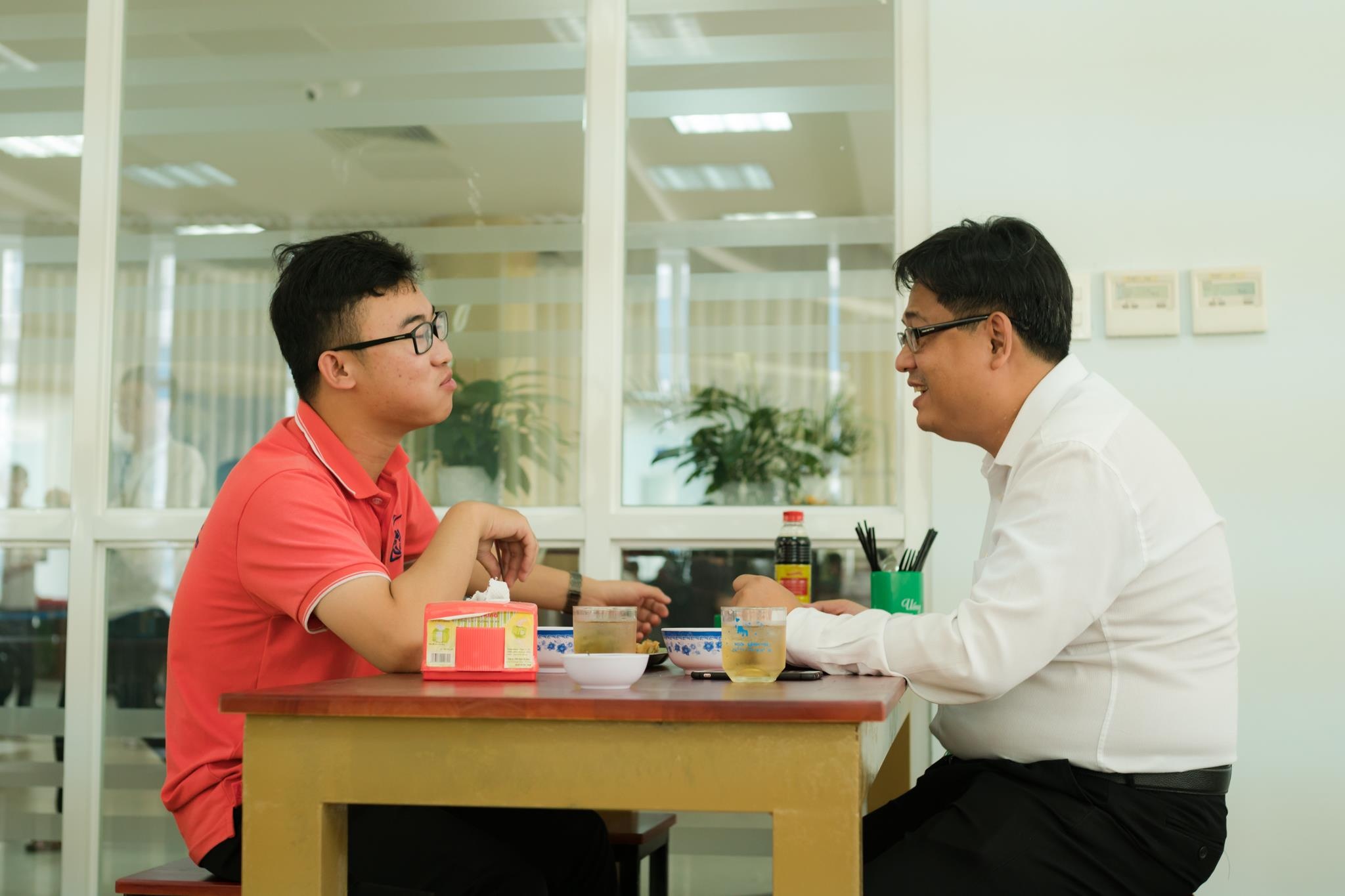 Sinh vien Sai Gon an trua cung hieu truong hinh anh