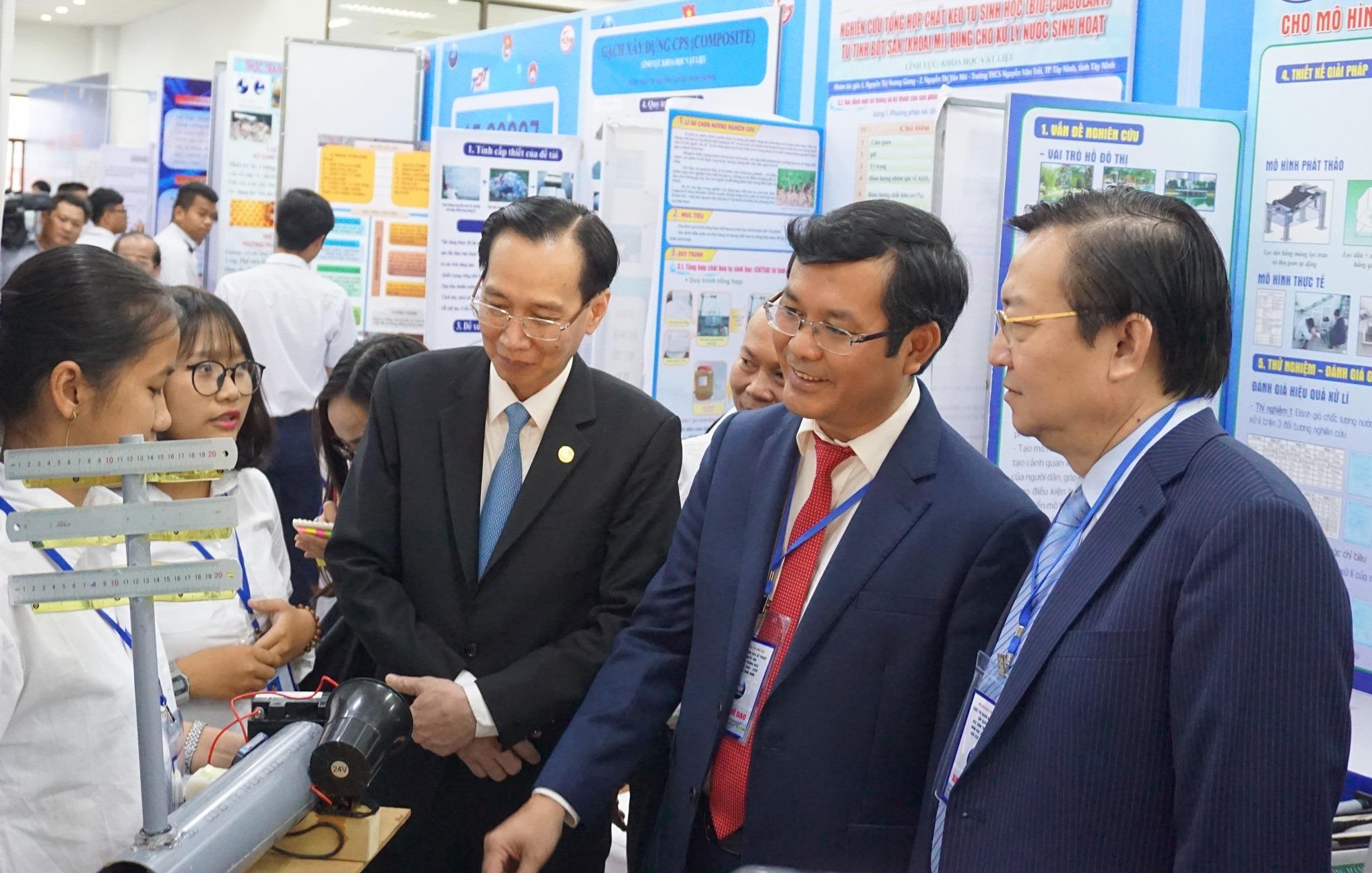 Nhieu du an khoa hoc gianh giai nhat bi to co van de hinh anh