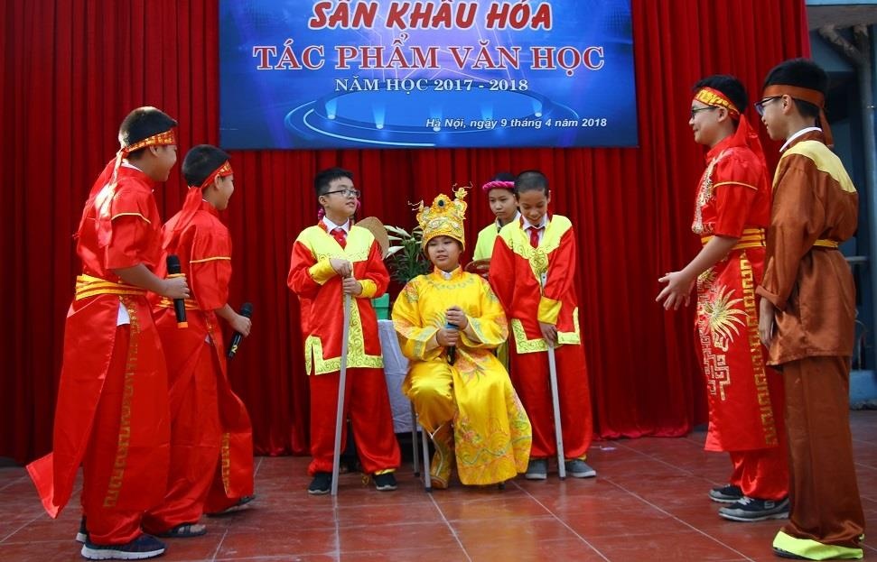 hoc sinh dong canh an ai anh 1