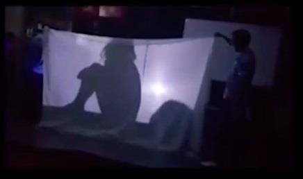 thay giao cho hoc sinh dong canh nong anh 1