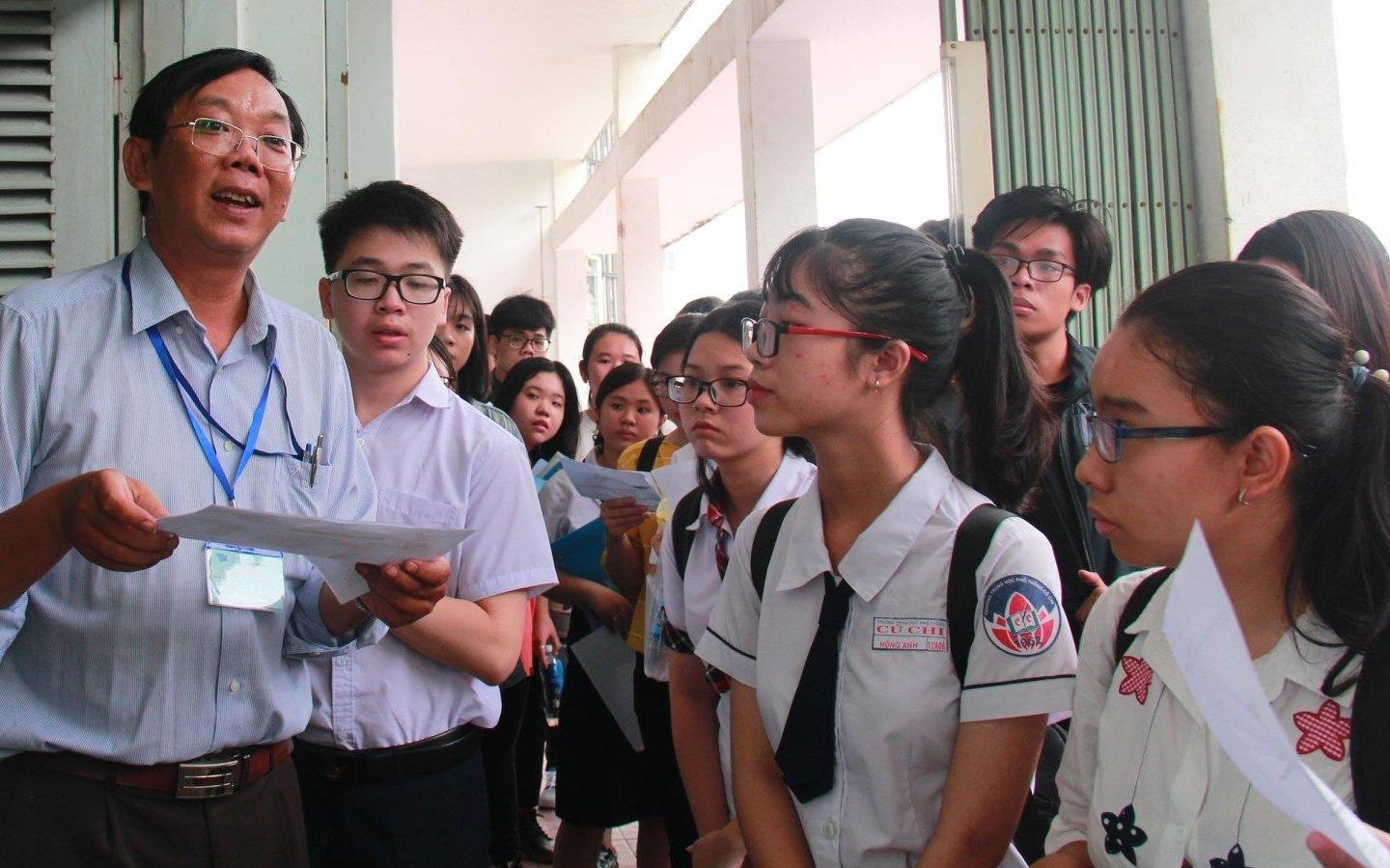 Hon 37.000 thi sinh buoc vao ky thi dai hoc dau tien nam 2019 hinh anh