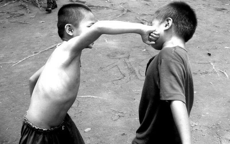 Gia dinh anh huong lon den khuynh huong bao luc cua tre hinh anh