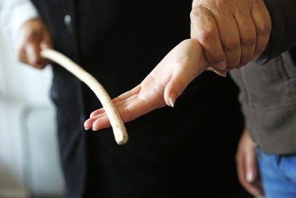 22 hoc sinh bi danh xin tha thu cho co giao hinh anh