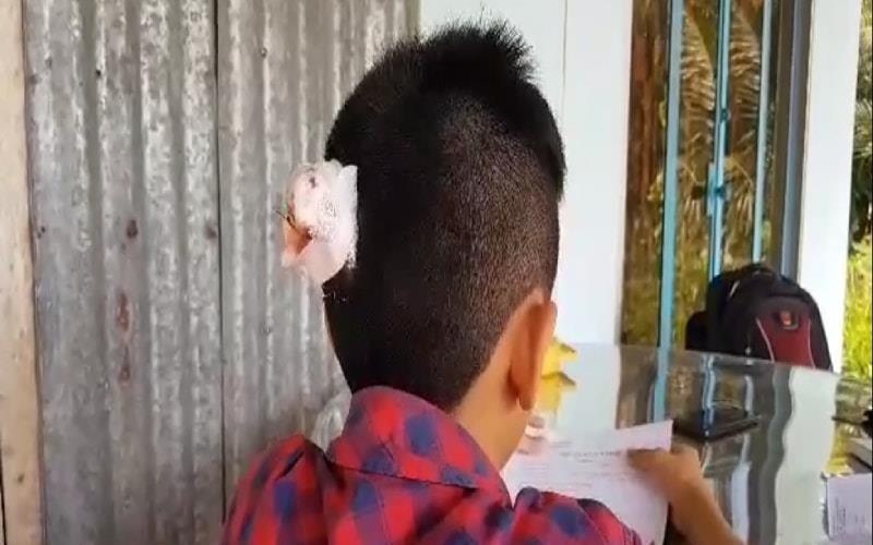 Hoc sinh lop 7 bi ban danh 2 lan trong ngay, dap dau vao cua kinh hinh anh