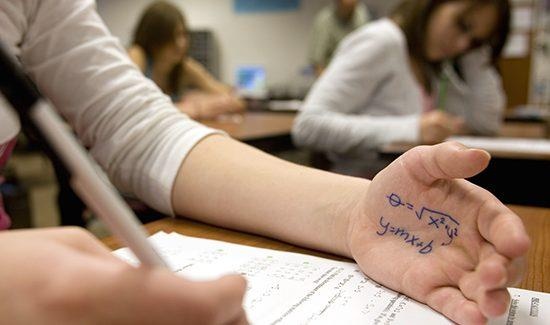 DH Thuong mai tra hoc phi cho sinh vien duoc nang diem o Hoa Binh hinh anh