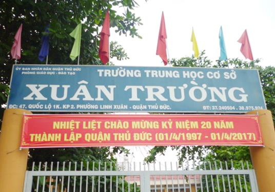Nam sinh Sai Gon bi 6 ban danh hoi dong ngay tai san truong hinh anh