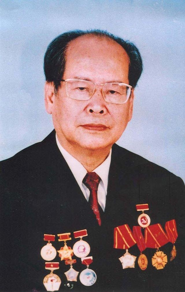 GS Phan Huu Dat mat anh 1