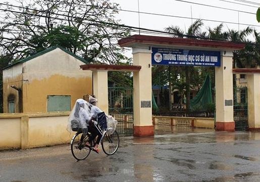 Hoc sinh doi mua di hoc ngay ca nuoc nghi le hinh anh