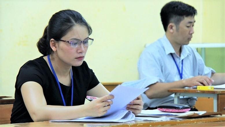 Nhung bai thi tu luan diem cao se mang ra cham kiem tra hinh anh