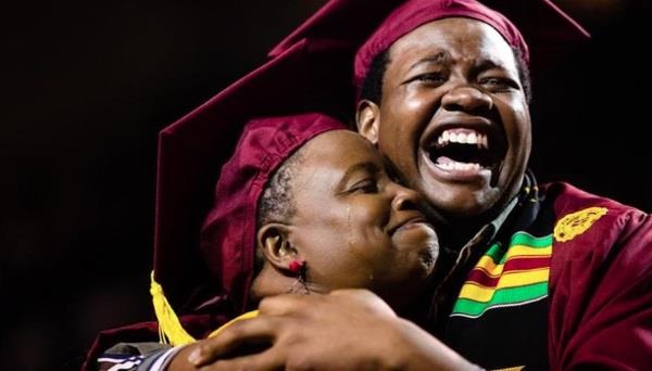 Hy huu me va con trai cung tot nghiep dai hoc mot ngay hinh anh