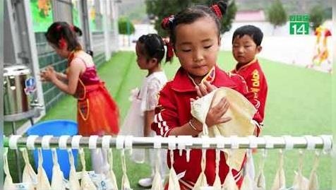 Giao vien mam non bat hoc sinh tu va 100 cai, uong dau gio hinh anh