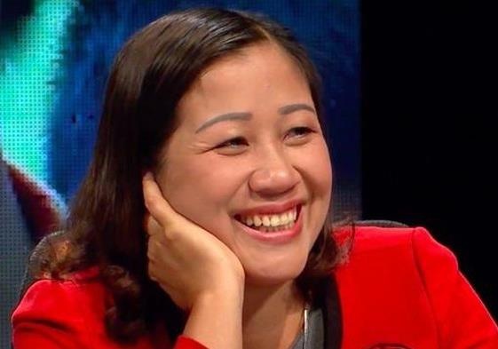 Cau hoc sinh mang ga den lop va diem 10 bat ngo hinh anh