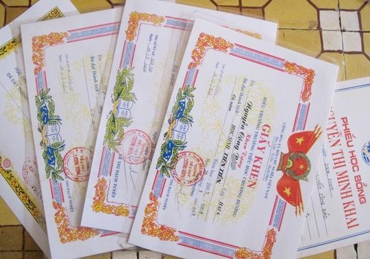'Truong day kieu gi ma 42/43 em mot lop co giay khen hoc sinh gioi' hinh anh