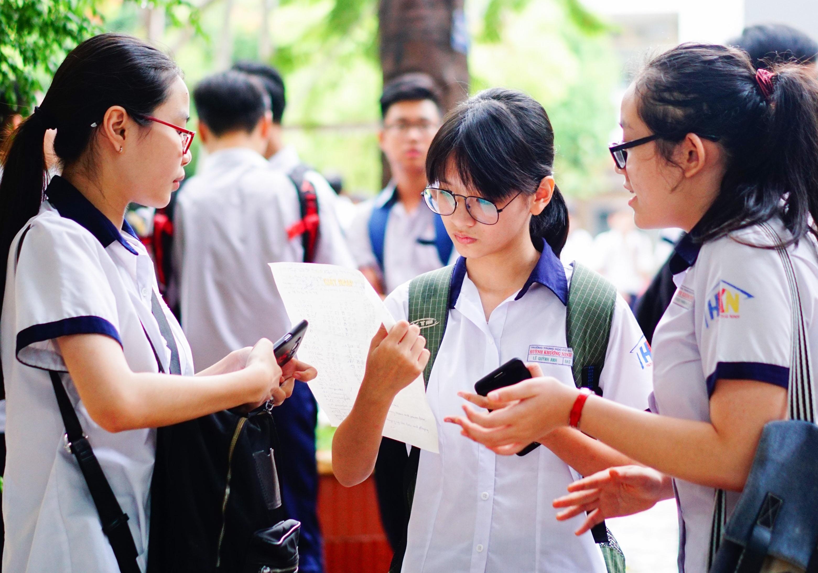 Bai giai de thi mon Tieng Anh vao lop 10 o TP.HCM hinh anh