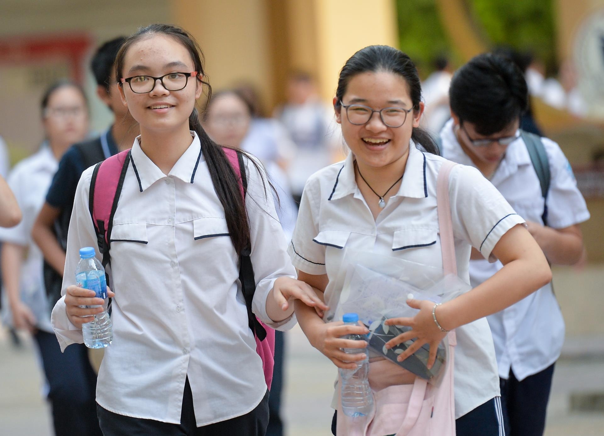 Dap an mon thi chuyen vao lop 10 o TP.HCM hinh anh