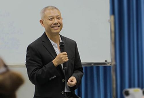 GS Truong Nguyen Thanh ve nuoc lam viec cho DH Van Lang hinh anh