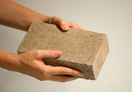 Hoc sinh bi phat deo gach tren mai nha giua troi nang nong hinh anh