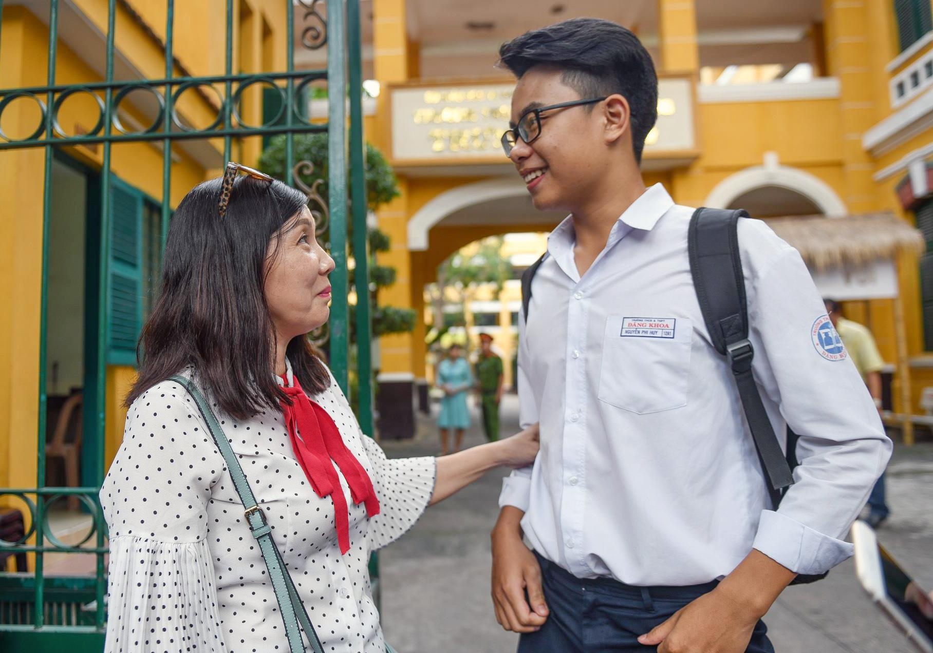 phu huynh bat khoc anh 4