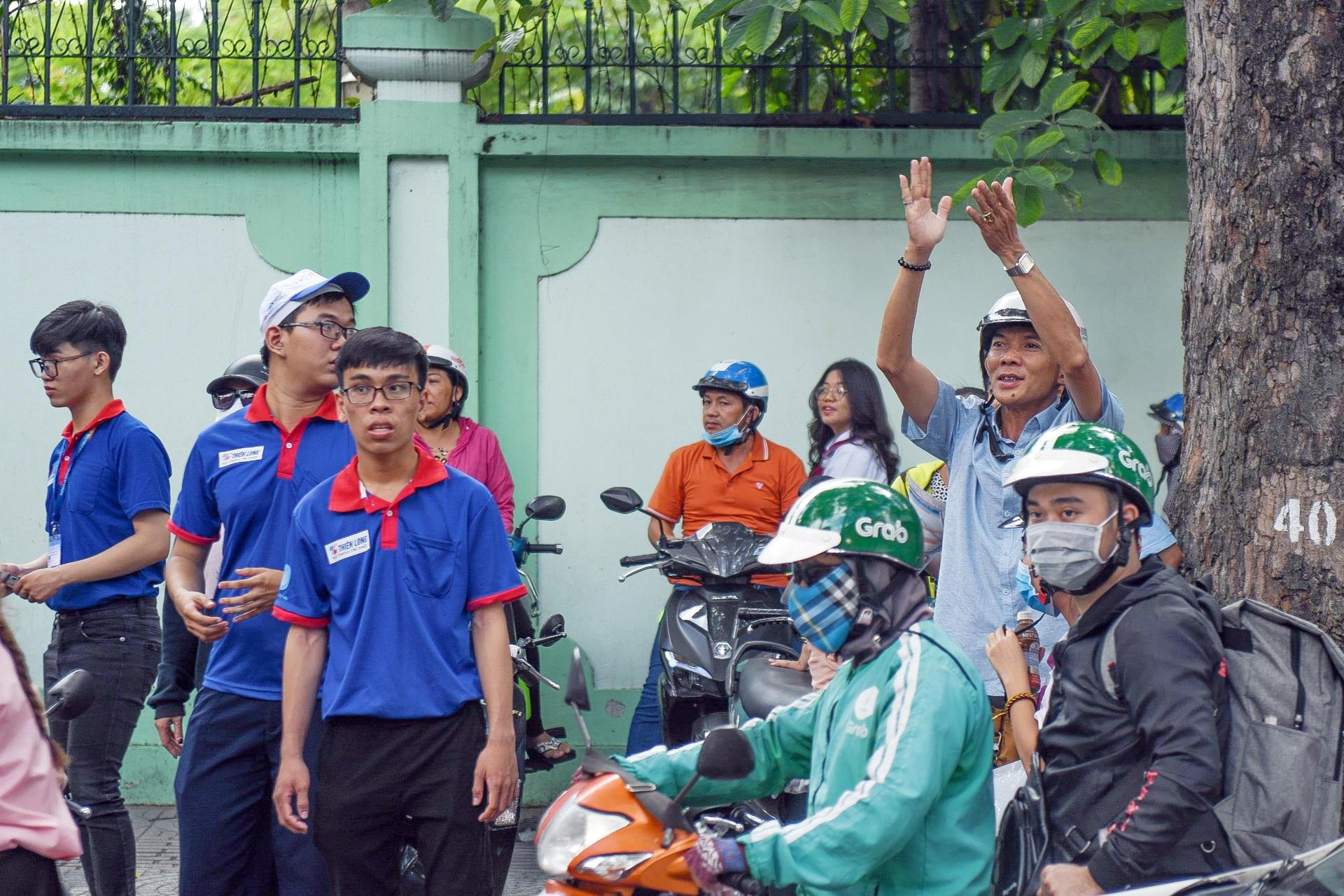 phu huynh bat khoc anh 8