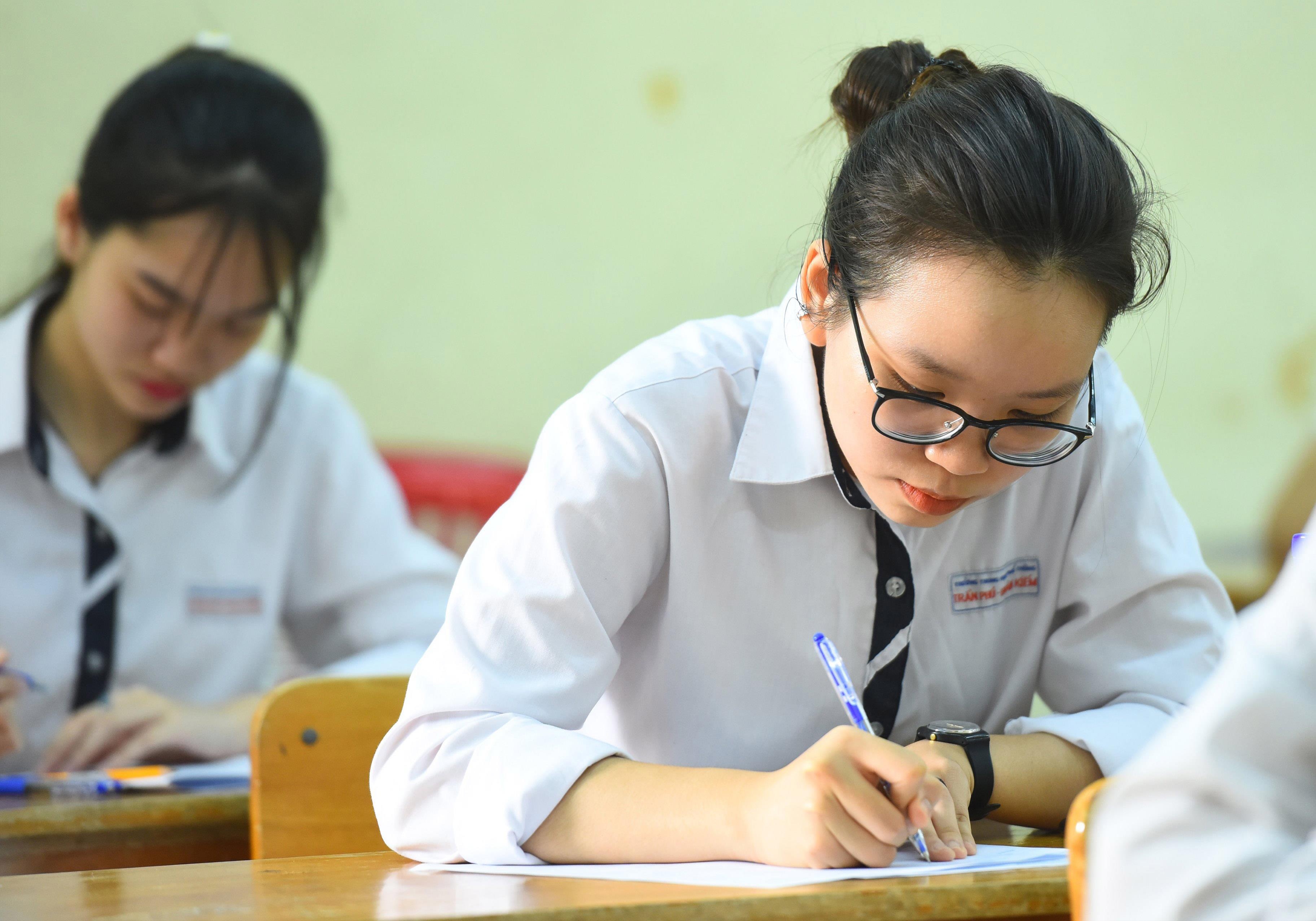 Pho giam doc So GD&DT TP.HCM xin loi ve su co ma de thi hinh anh
