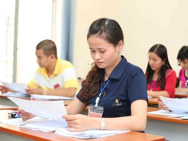 Xu ly the nao neu diem bai thi Ngu van lech nhau giua 2 lan cham? hinh anh