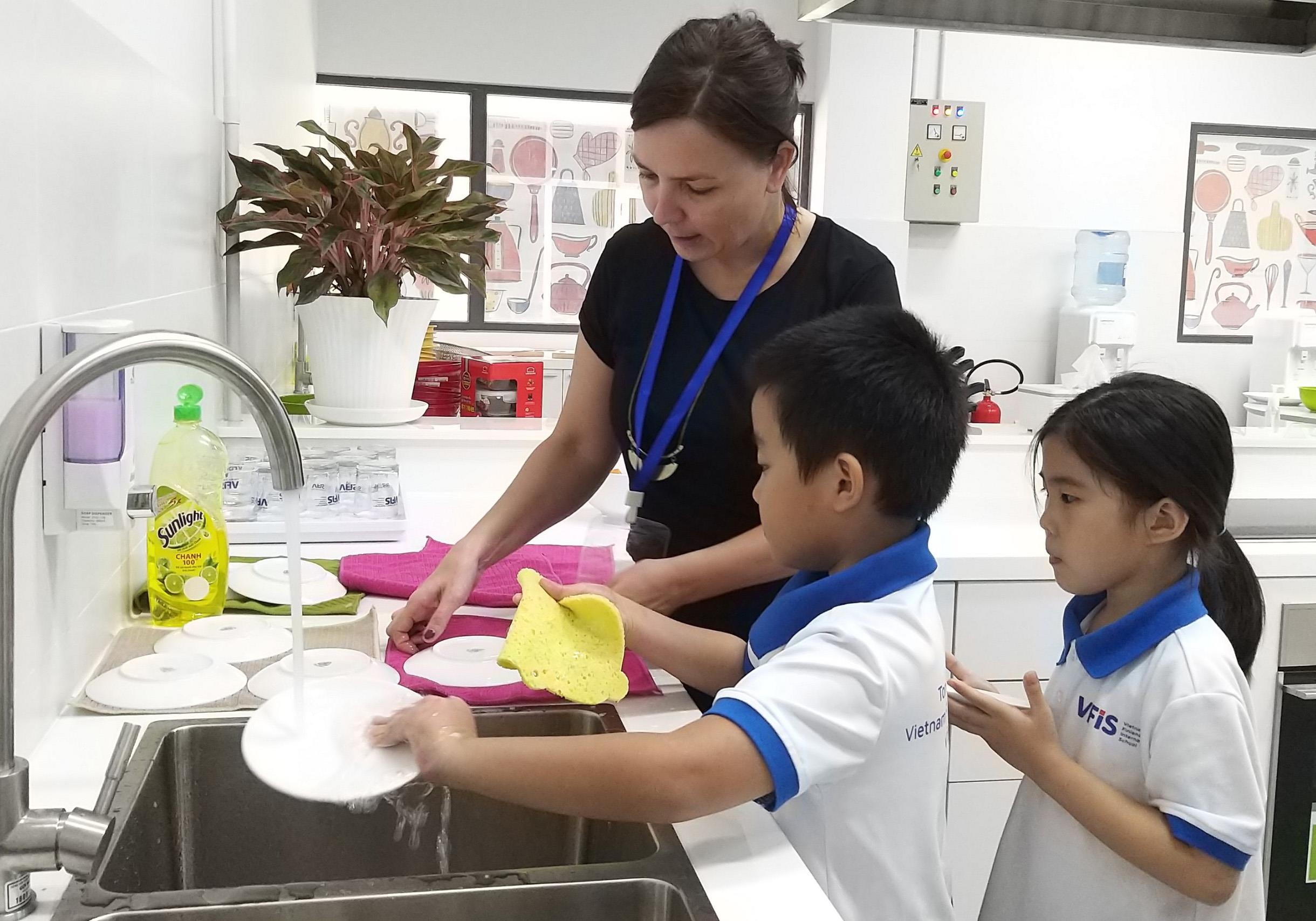 Dong tram trieu moi nam cho con hoc giat do, rua chen o truong hinh anh