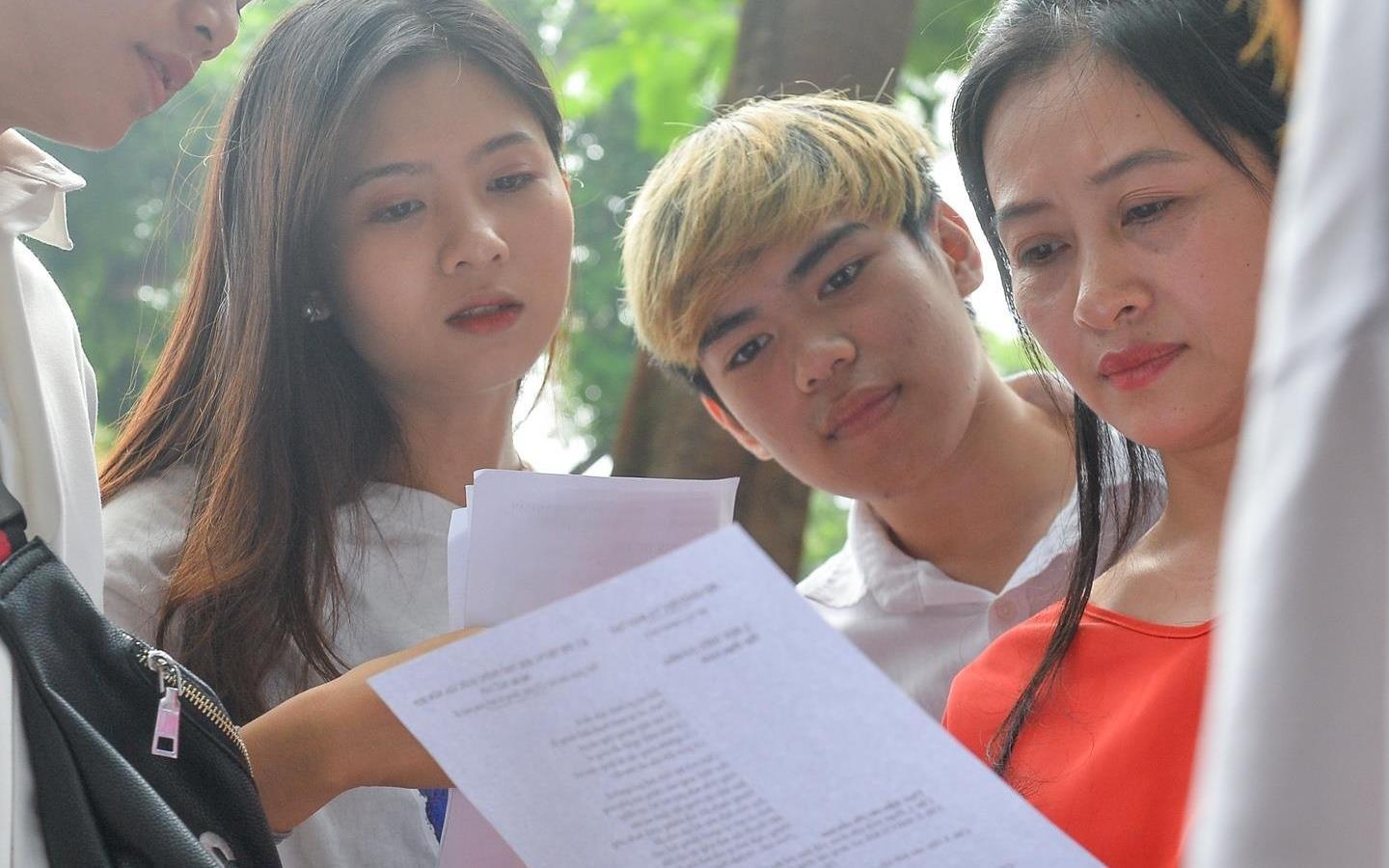 So sanh pho diem cac mon thi THPT quoc gia 2019 va 2018 hinh anh