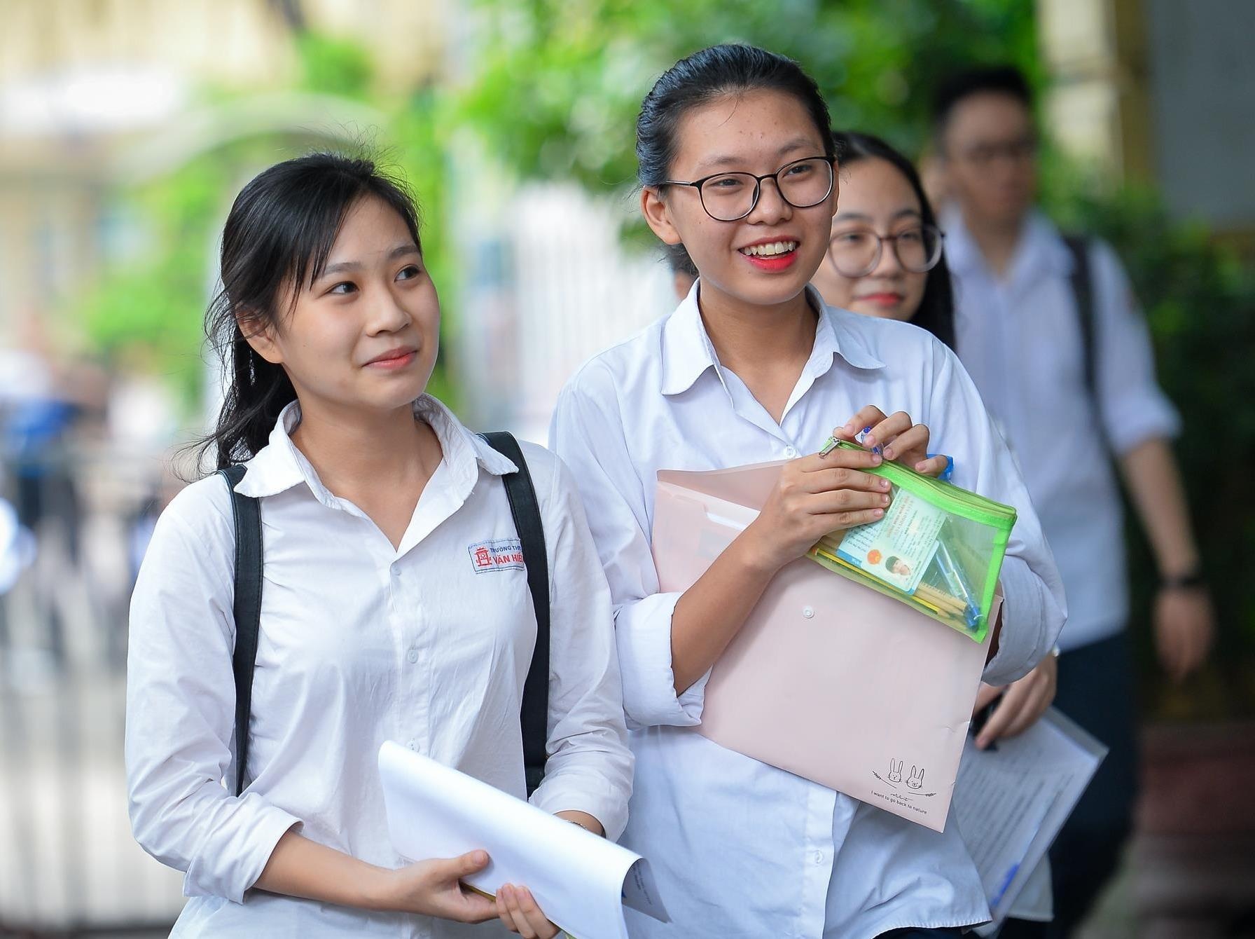DH Kinh te - Luat TP.HCM cong bo diem san hinh anh