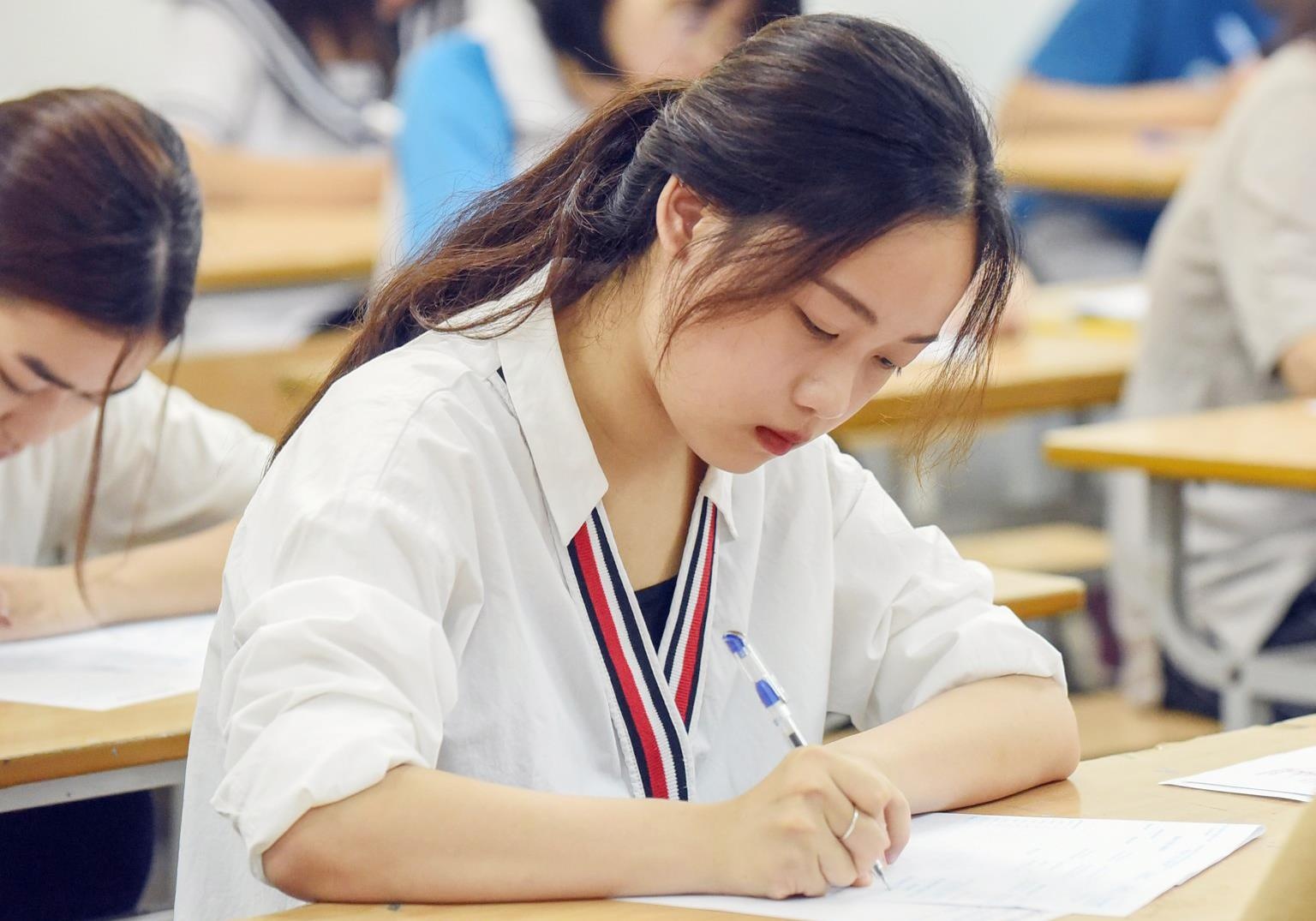 25 diem co do nganh Kinh doanh Quoc te cua DH Kinh te TP.HCM? hinh anh