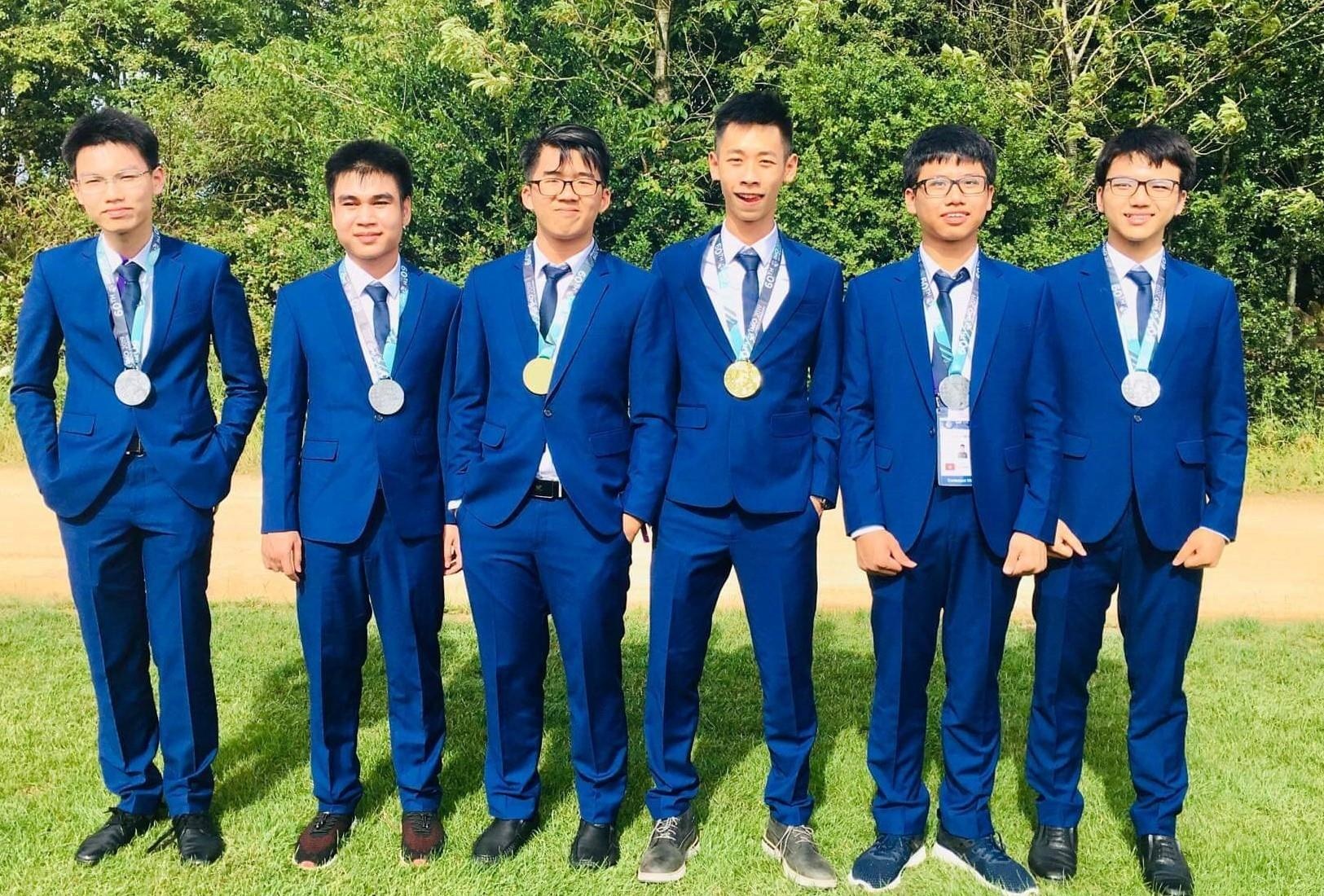 Huy chuong vang Olympic Toan quoc te anh 2