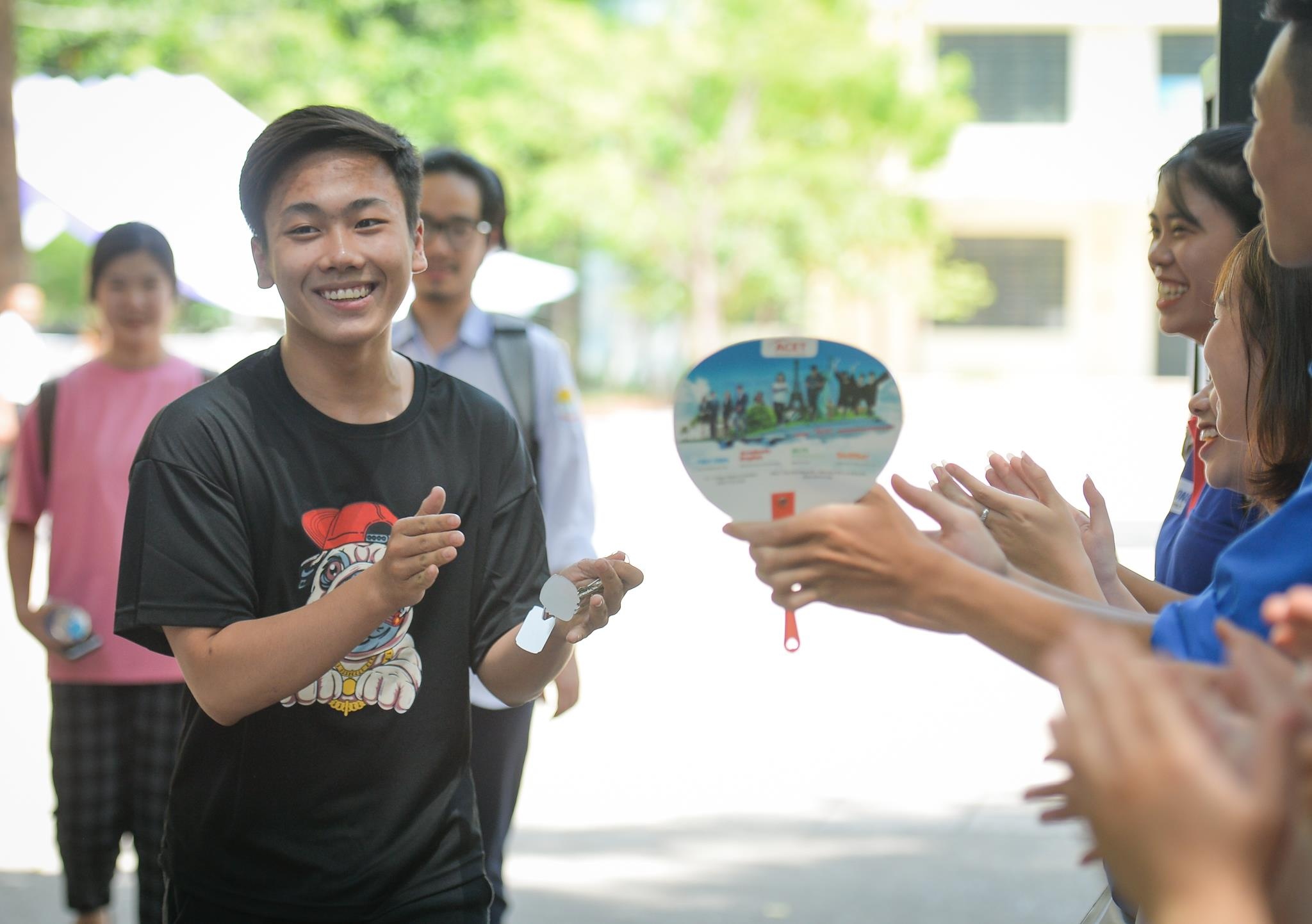 Nganh Kinh te Doi ngoai co diem chuan cao nhat DH Kinh te - Luat hinh anh