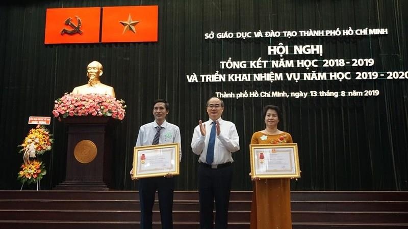 Thầy cô làm gương cho học sinh ảnh 1 Thay co lam guong cho hoc sinh anh 1